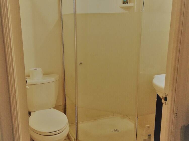 חדר סטנדרט לארבעה, Chinatown Travellers Home