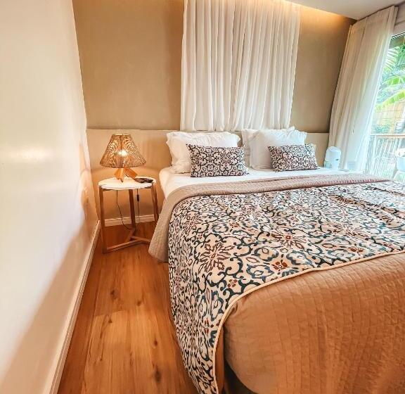 חדר מאסטר, Dolphin