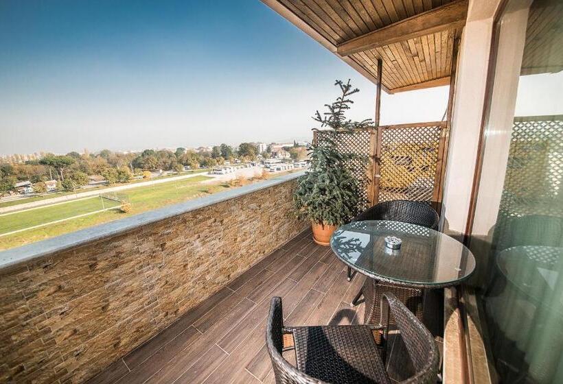 جناح جونيور مزوَّد بشرفة, Edahan