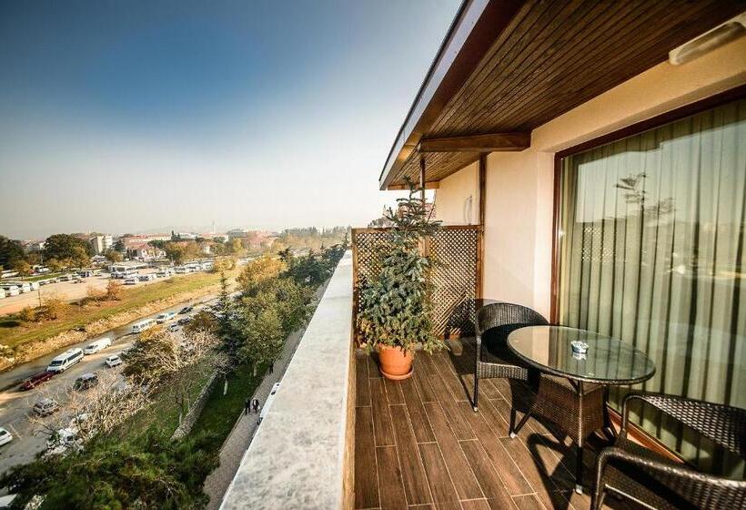 جناح مزوَّد بشرفة, Edahan