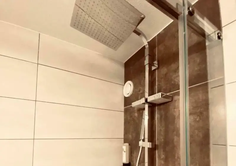 Standard Kolmen Hengen Huone, Logis Hostellerie La Chaumiere