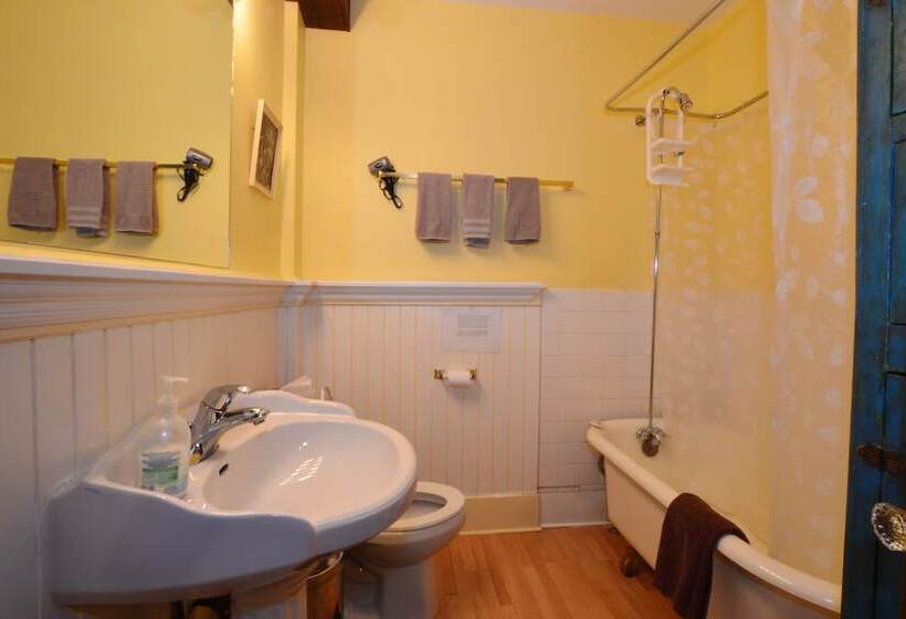 חדר מוזל מקלחת משותפת, Marketa S Bed And Breakfast