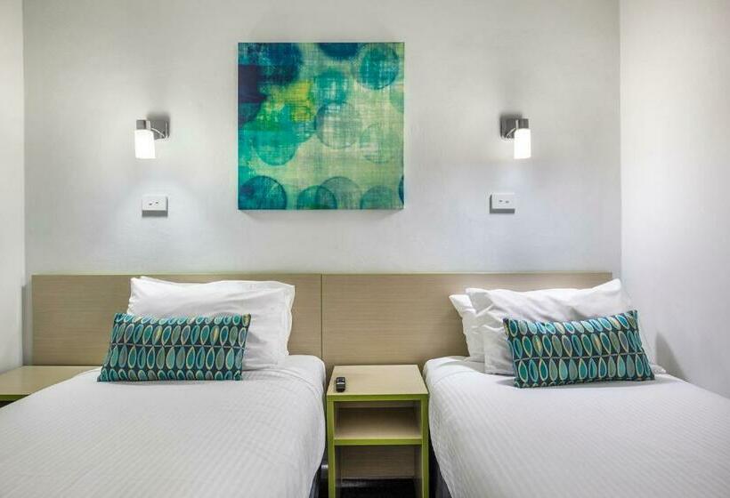 استودیوی استاندارد, Nightcap At Skyways