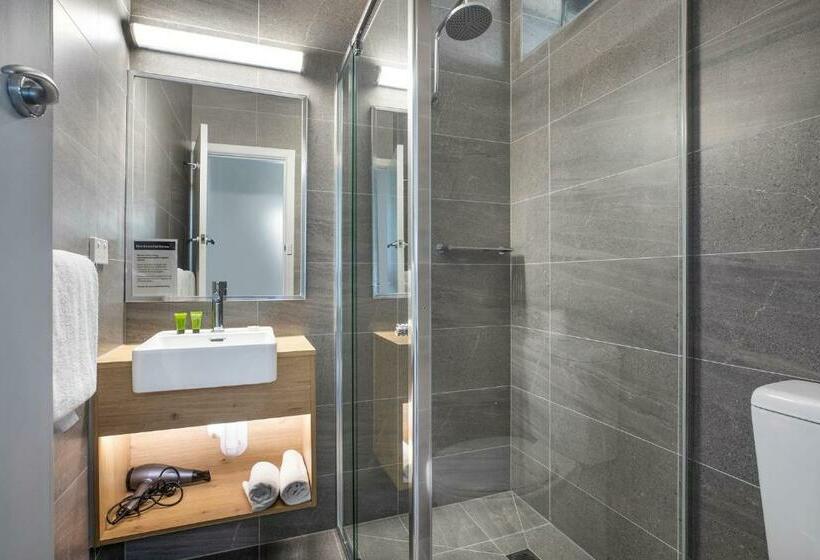 استودیوی استاندارد, Nightcap At Skyways