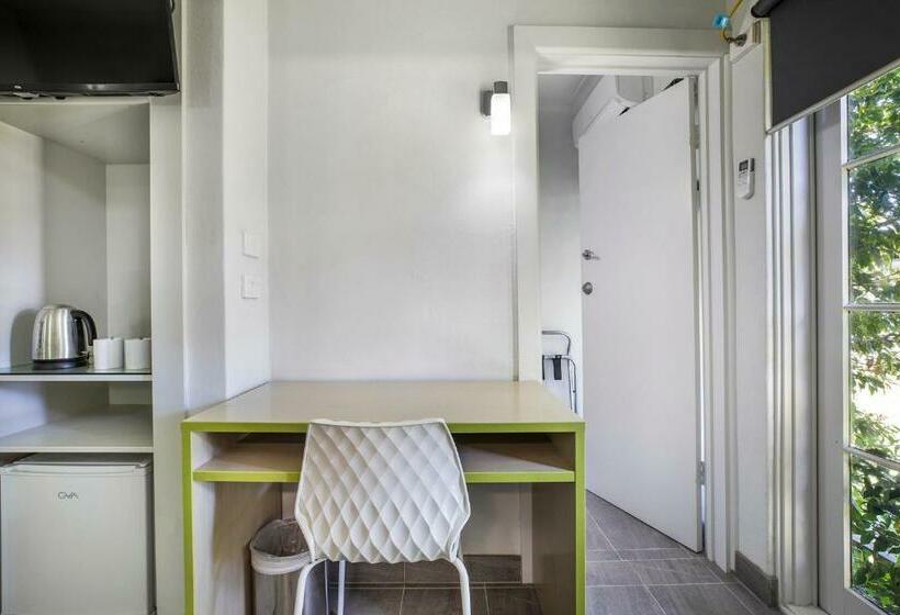 استودیوی استاندارد, Nightcap At Skyways