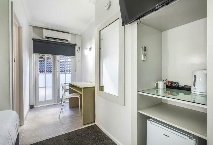 استودیوی استاندارد, Nightcap At Skyways