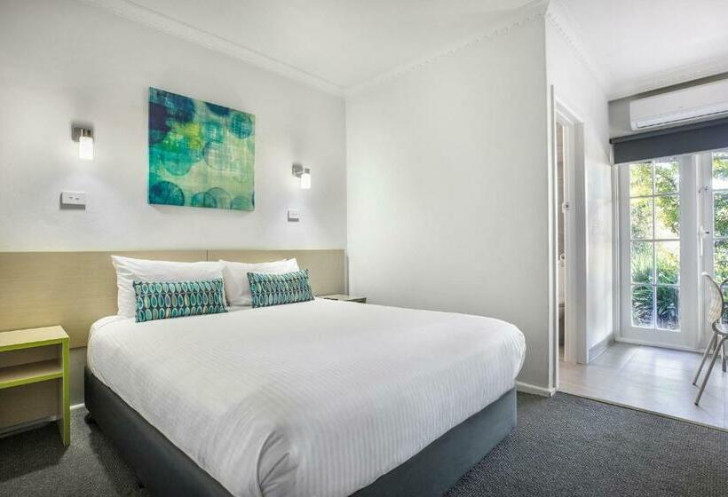 استودیوی استاندارد, Nightcap At Skyways