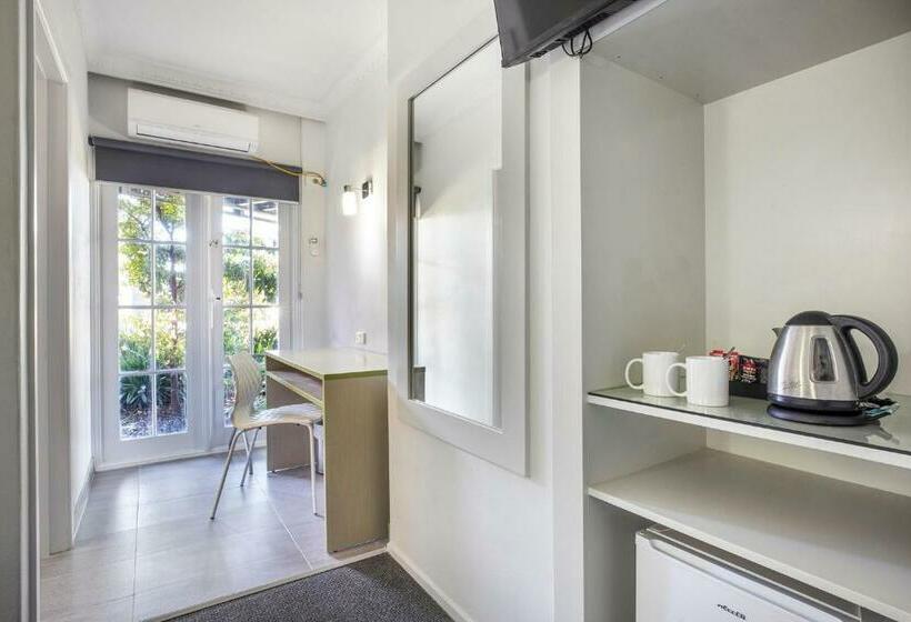 استودیوی استاندارد, Nightcap At Skyways