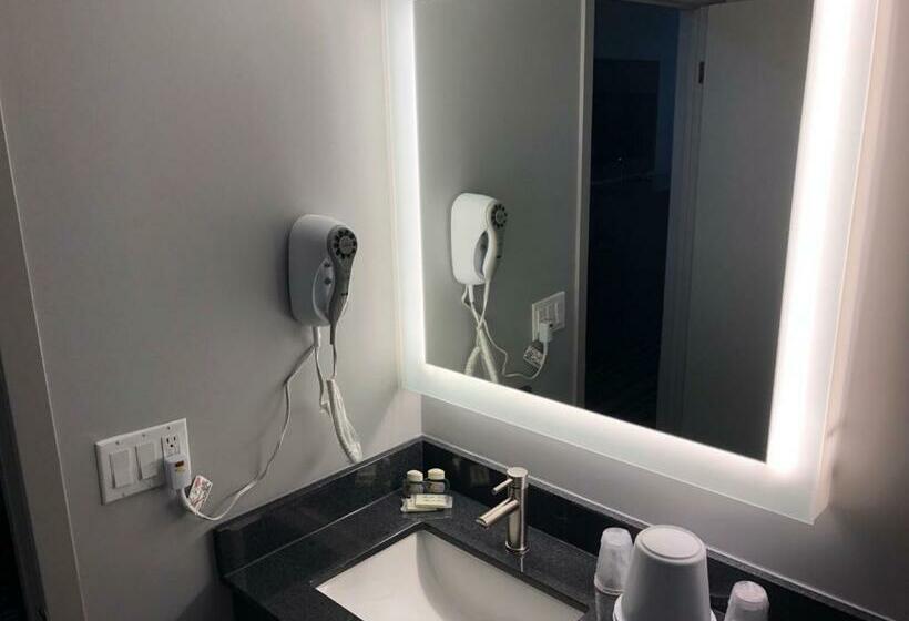 キングサイズベッドのスタンダードルーム, Super 8 By Wyndham Windsor/dougall