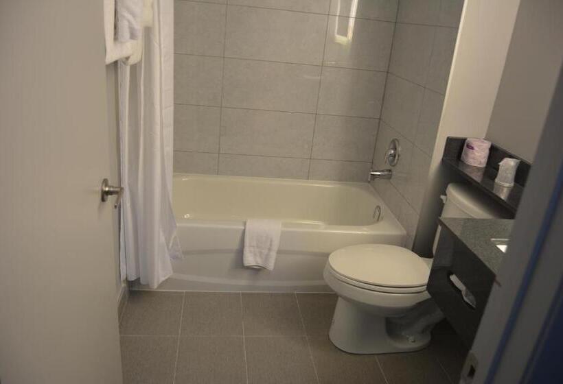 キングサイズベッドのデラックススイート, Super 8 By Wyndham Windsor/dougall