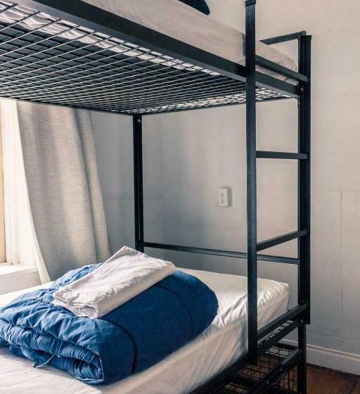 ルームシェアのワンベッド, The Cambie Hostel Seymour