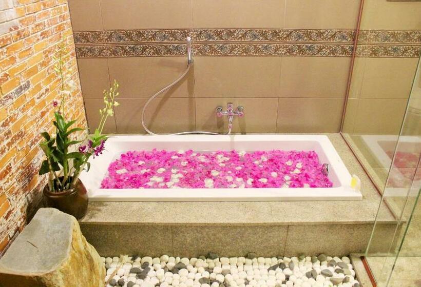 اتاق خانوادگی, Blue Shell Resort