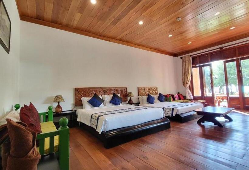 اتاق خانوادگی با چشم‌انداز باغ, Blue Shell Resort