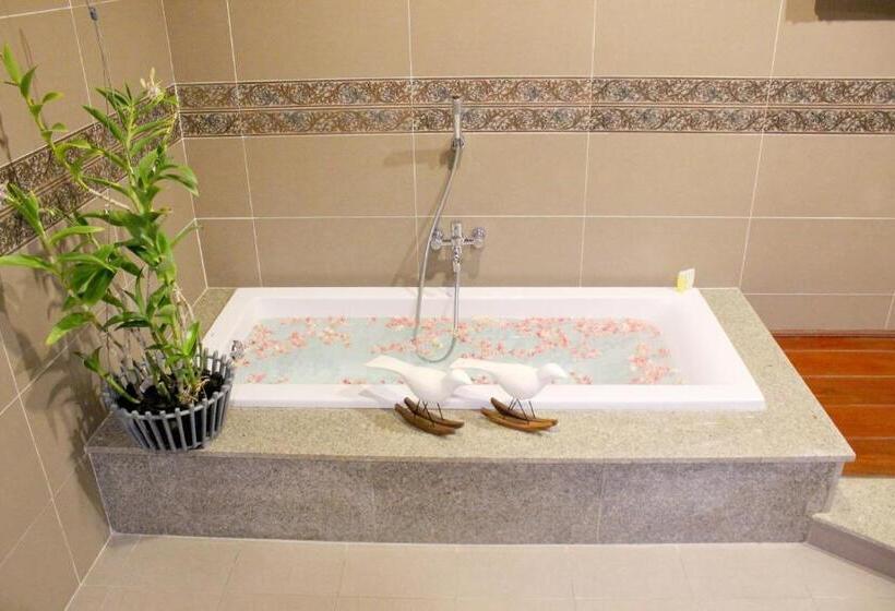 اتاق خانوادگی با چشم‌انداز باغ, Blue Shell Resort