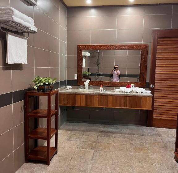 اتاق خانوادگی, Blue Shell Resort