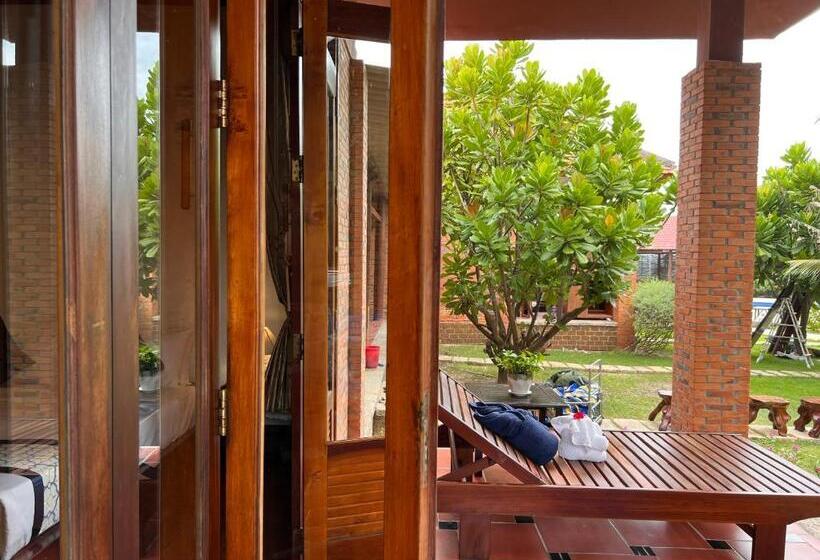 اتاق خانوادگی, Blue Shell Resort