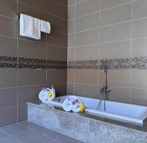 اتاق خانوادگی, Blue Shell Resort