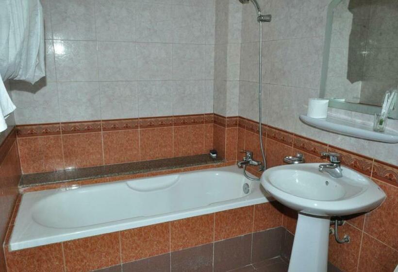 اتاق استاندارد سه نفره, An An