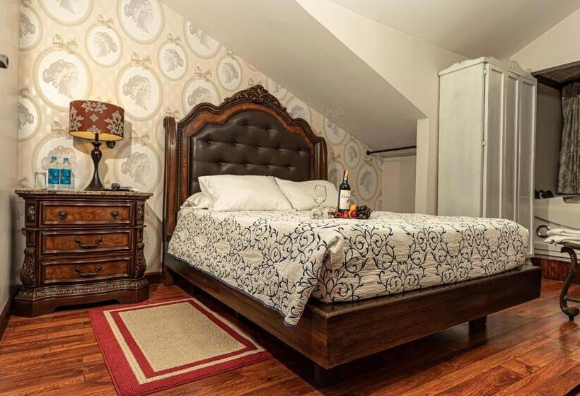 سوییت لوکس, Azul De La Plaza By Chat Noir