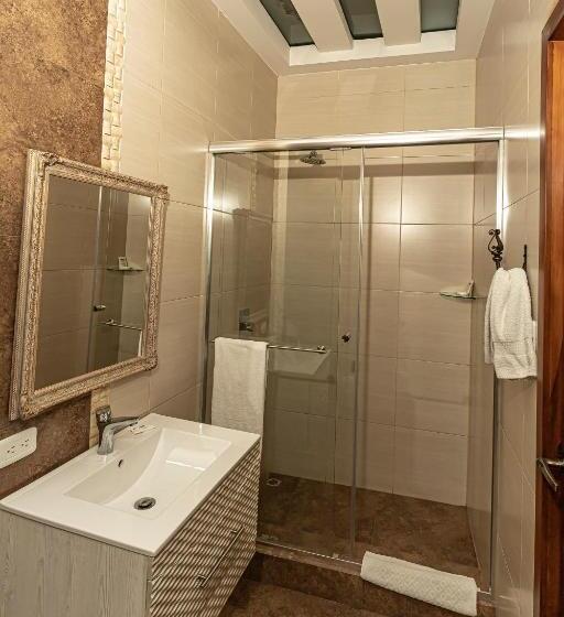 سوییت لوکس, Azul De La Plaza By Chat Noir