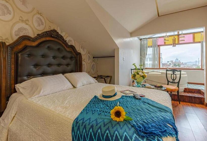 سوییت لوکس, Azul De La Plaza By Chat Noir