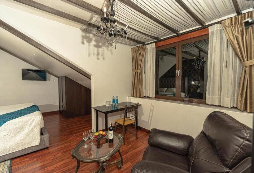 سوییت جونیور, Azul De La Plaza By Chat Noir