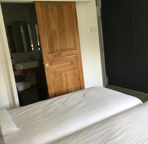 חדר סטנדרט לארבעה, Château De Perreux, The Originals Collection