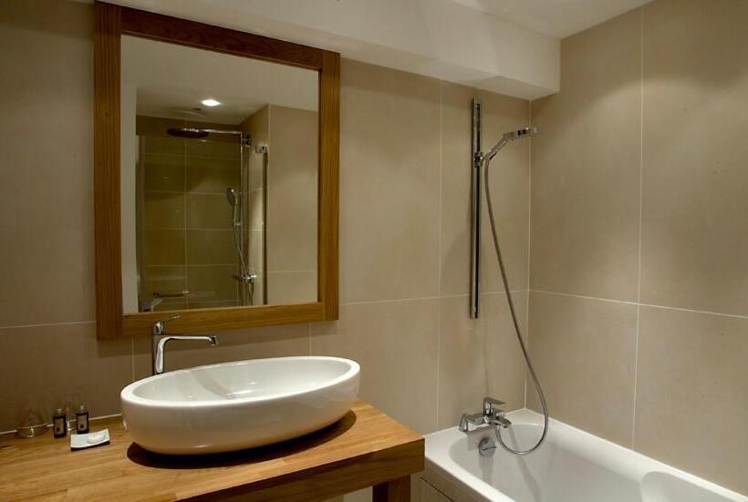 חדר סטנדרט לארבעה, Château De Perreux, The Originals Collection