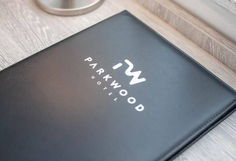 اتاق استاندارد سه نفره, The Crown