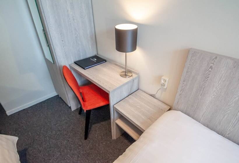 اتاق استاندارد سه تخته با سرویس بهداشتی مشترک, The Crown