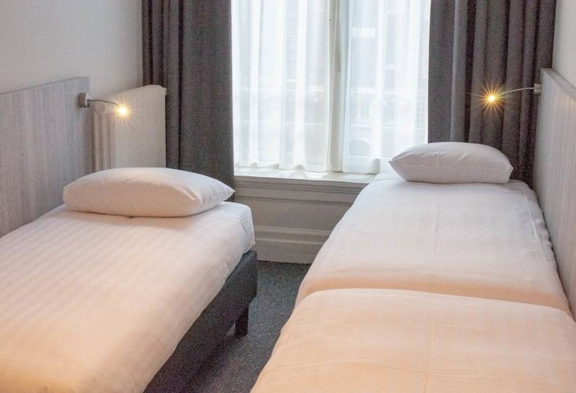 اتاق استاندارد سه تخته با سرویس بهداشتی مشترک, The Crown