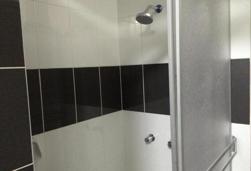 家庭间, Hostal Gold Star