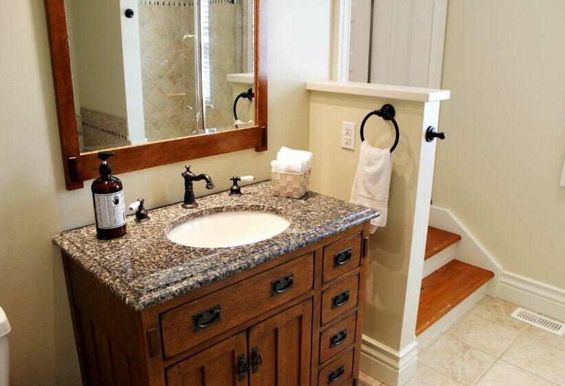 جناح مزود بجاكوزى, Norfolk Guest House Inn