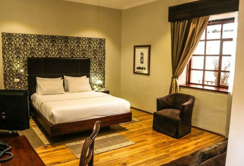 جناح جونيور, Santa Lucia House  Forum