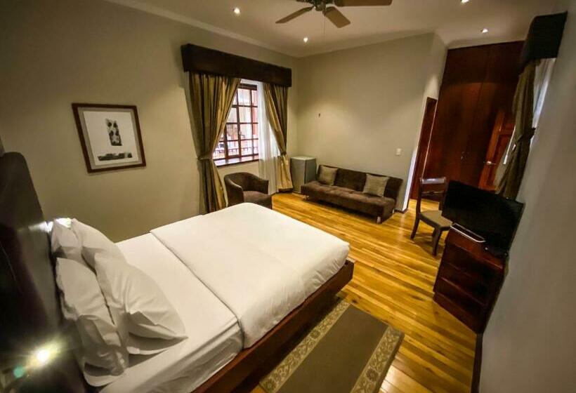 جناح جونيور, Santa Lucia House  Forum