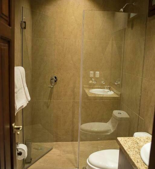 جناح جونيور, Santa Lucia House  Forum