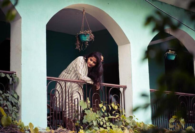 バルコニー付プレミアムルーム, Swiss Cottage And Spa By Salvus