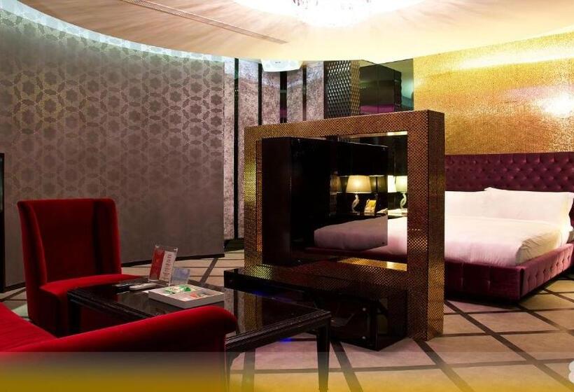 سوییت لوکس, Wehome Motel