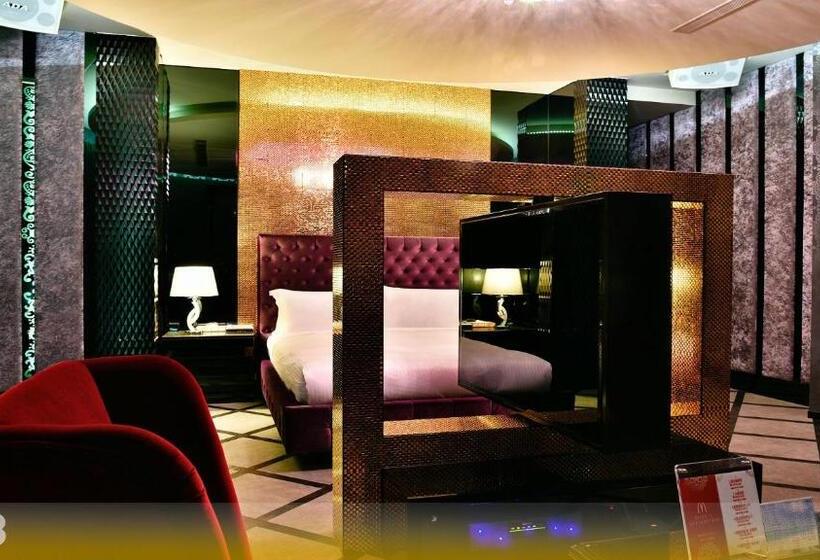 سوییت لوکس, Wehome Motel