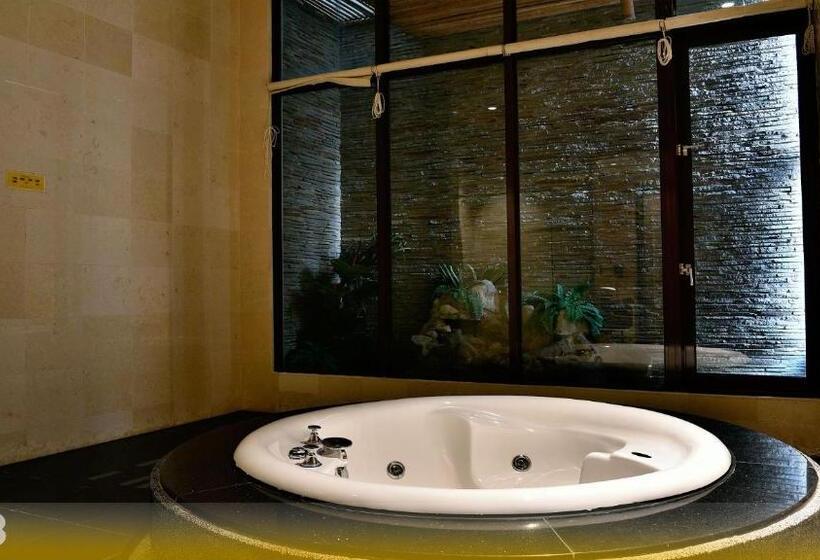 سوییت لوکس, Wehome Motel