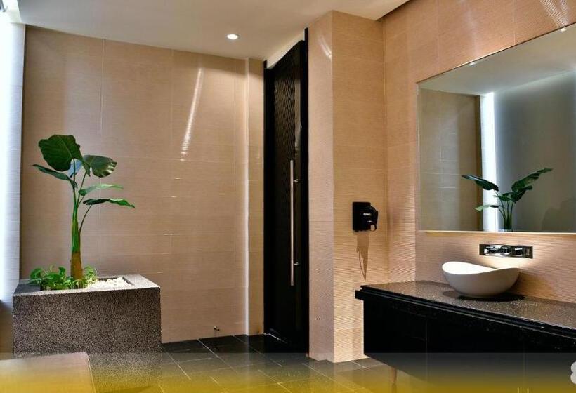 سوییت لوکس, Wehome Motel