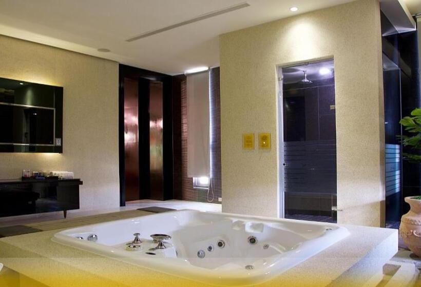 سوییت لوکس, Wehome Motel