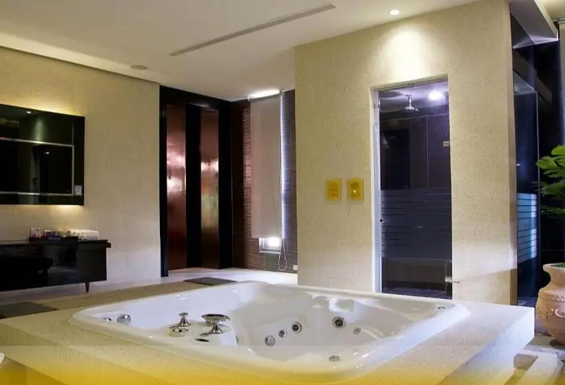 سوییت لوکس, Wehome Motel