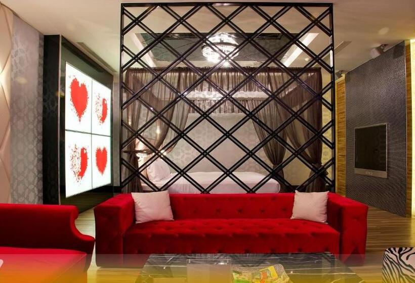 سوییت لوکس, Wehome Motel