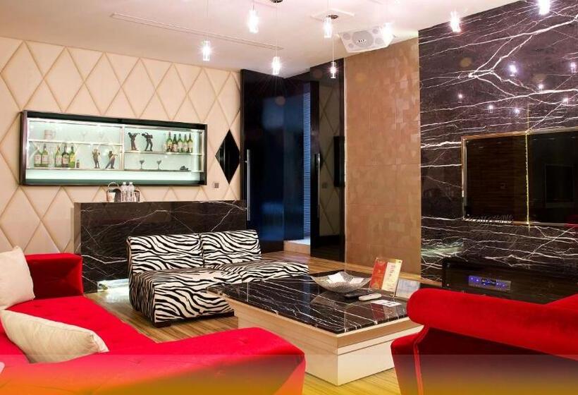 سوییت لوکس, Wehome Motel