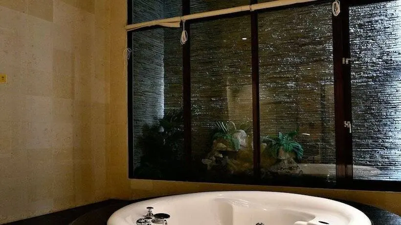 سوییت لوکس, Wehome Motel