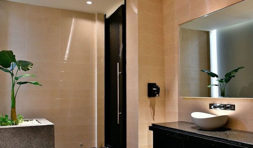 سوییت لوکس, Wehome Motel