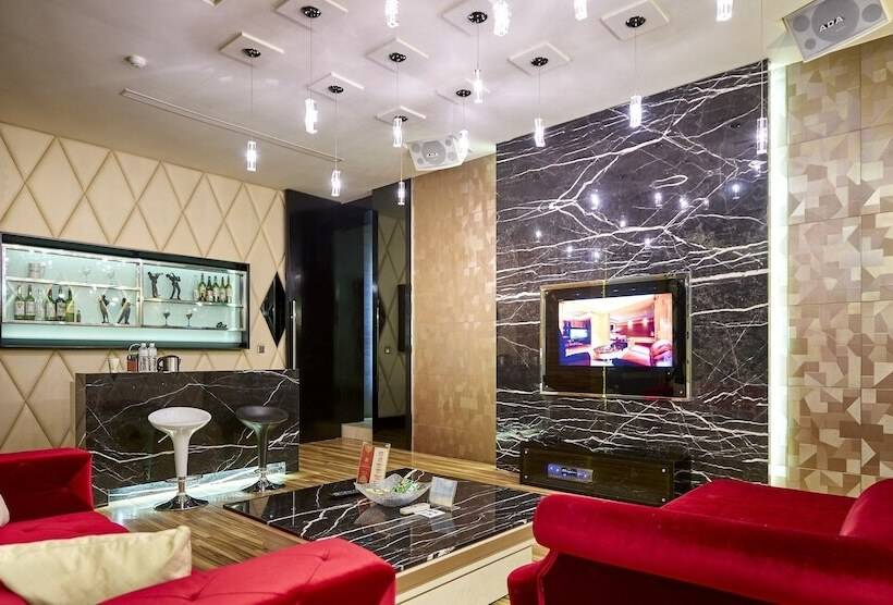 سوییت لوکس, Wehome Motel