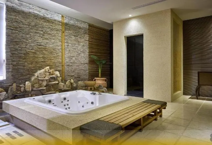 سوییت لوکس, Wehome Motel