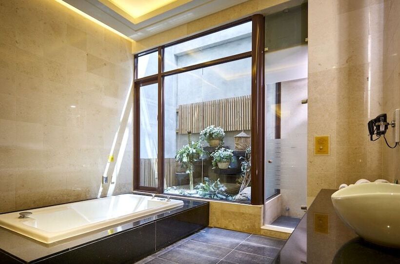 سوییت سوپریور, Wehome Motel